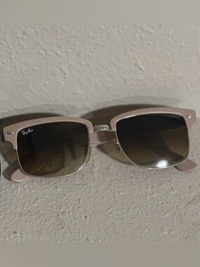 Ray-Ban RB4190 6009/85
Square Clubmaster • Beige/Brown